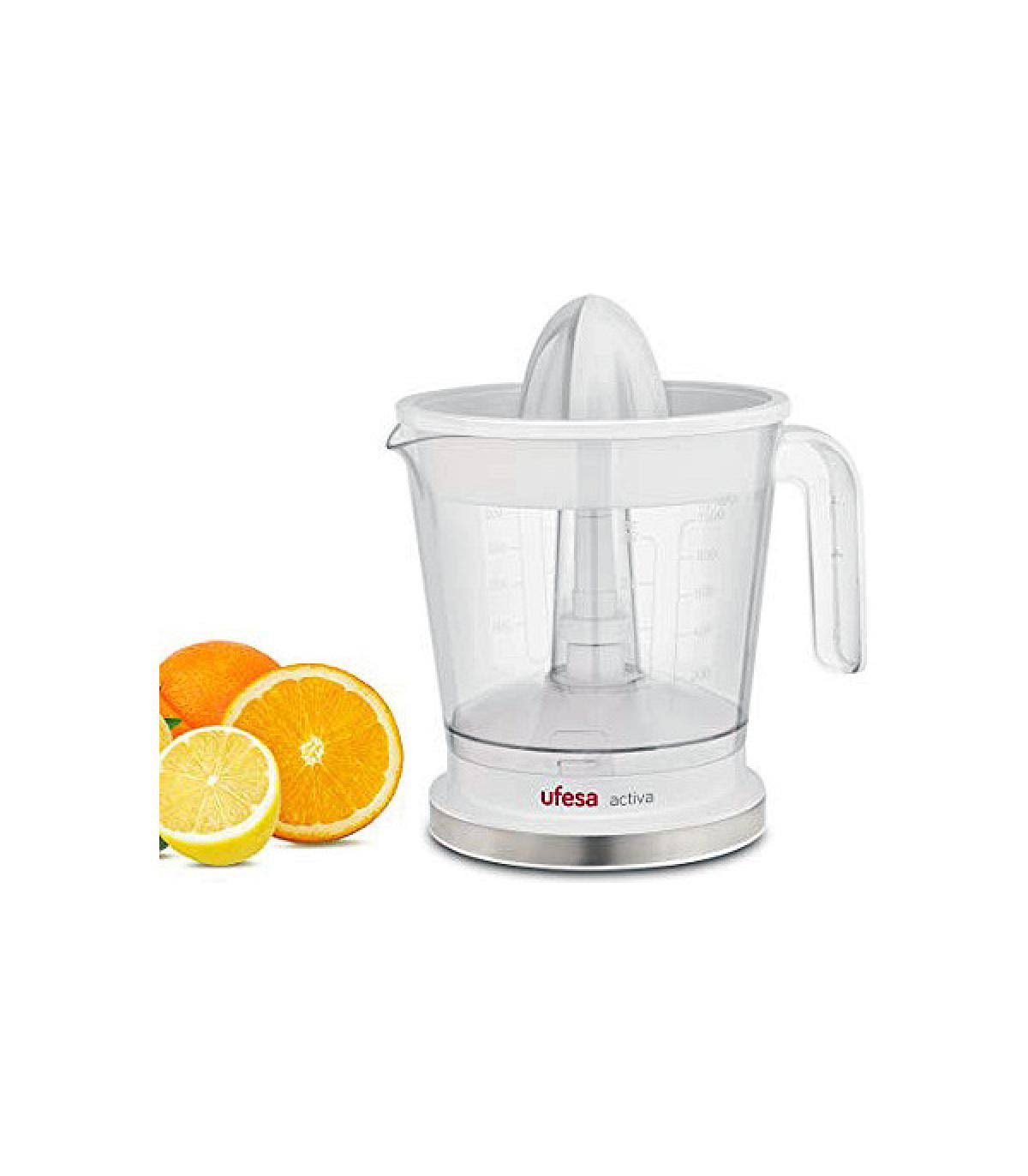 Una centrifuga con arance e un limone. La centrifuga è bianca e trasparente.