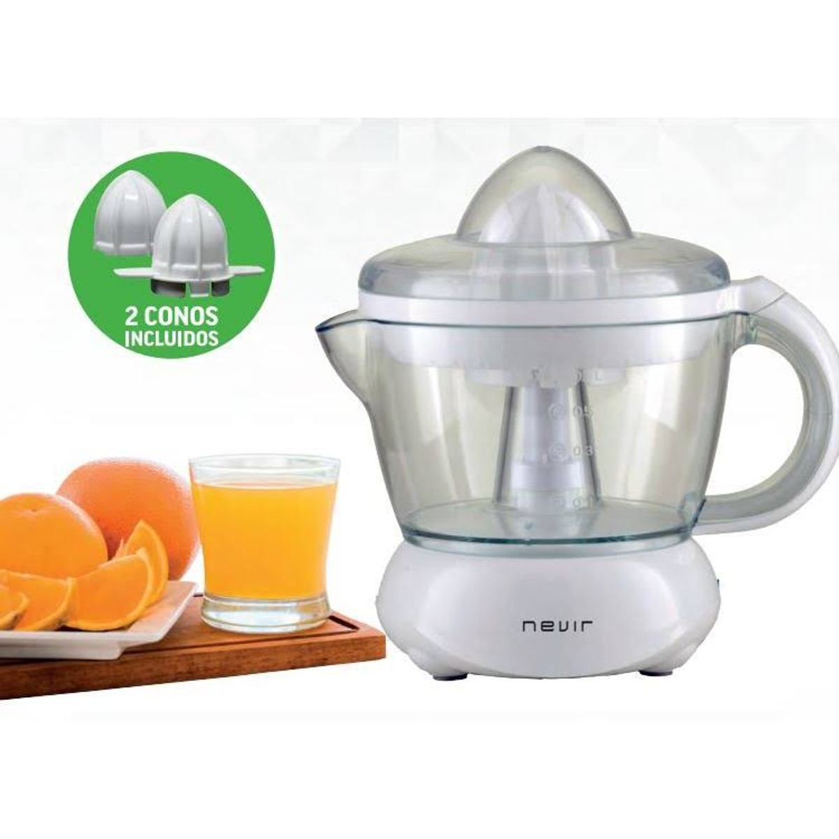 Uno spremiagrumi Nevir bianco e trasparente con arance, succo e coni extra.