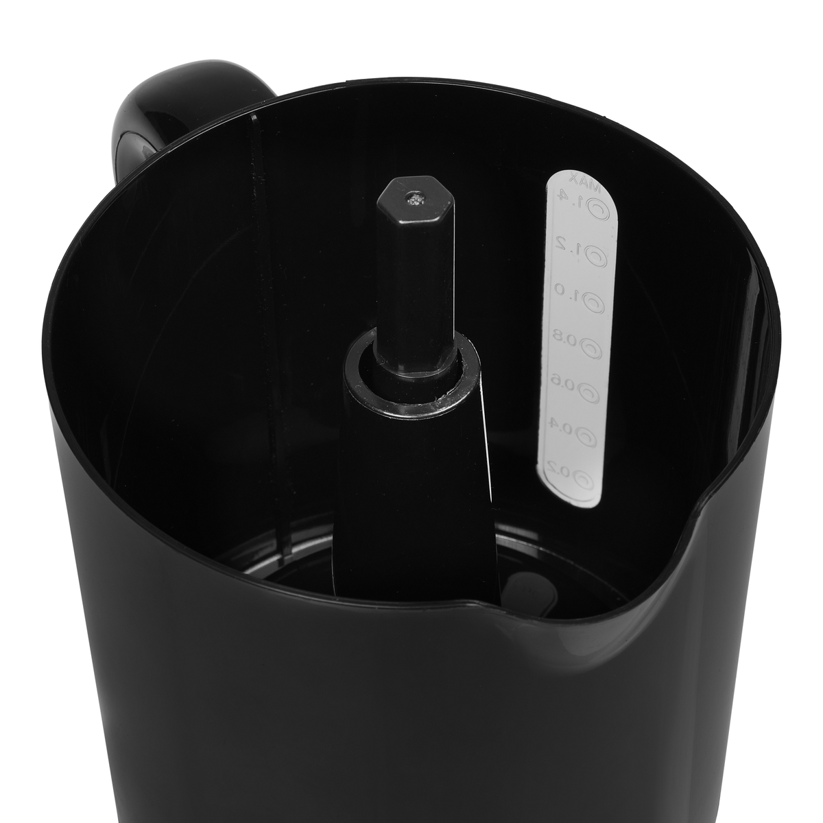 Czarny plastikowy dzbanek z podziałką wewnątrz, białe tło.