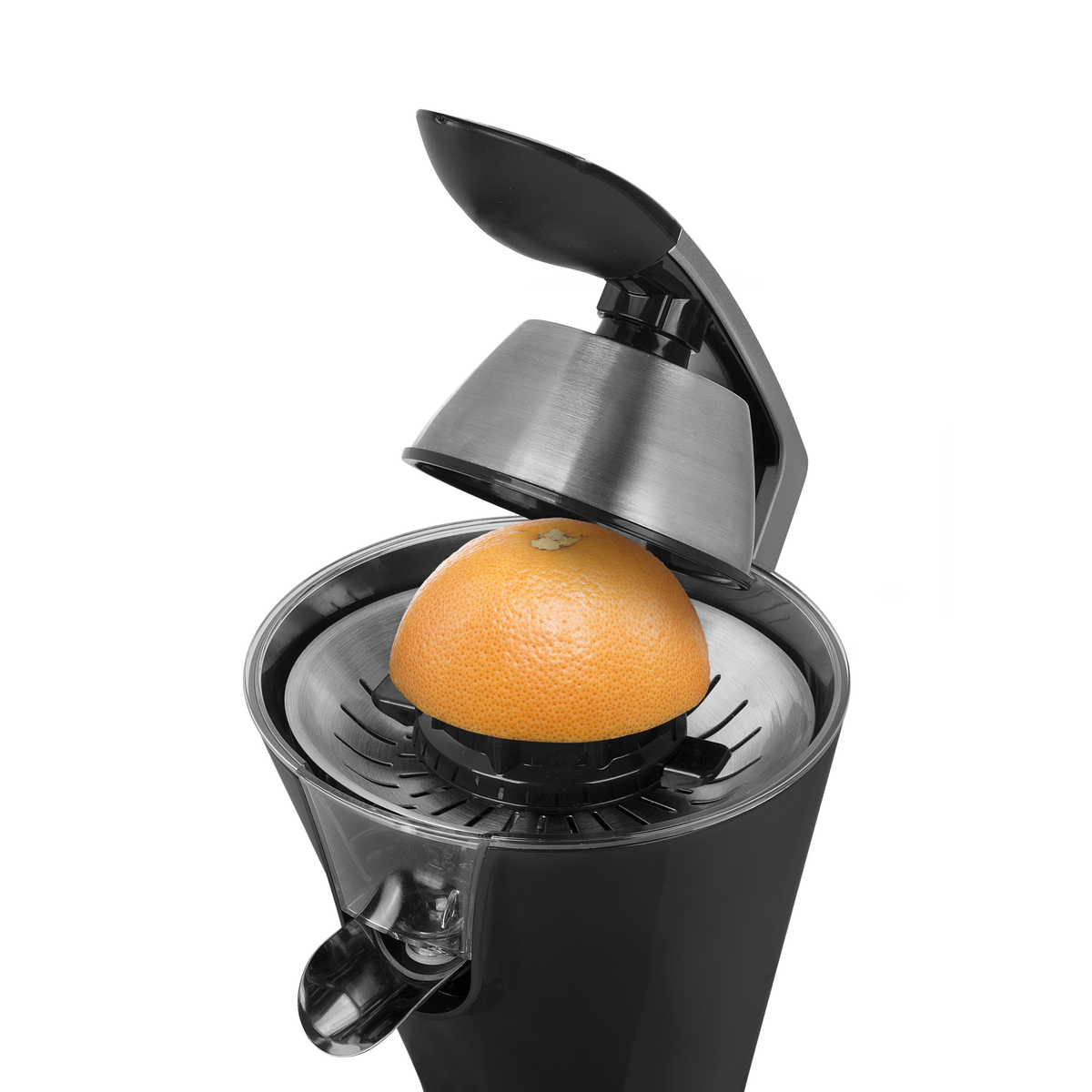 Czarna i srebrna elektryczna wyciskarka do soków z pomarańczą. Widok z góry.