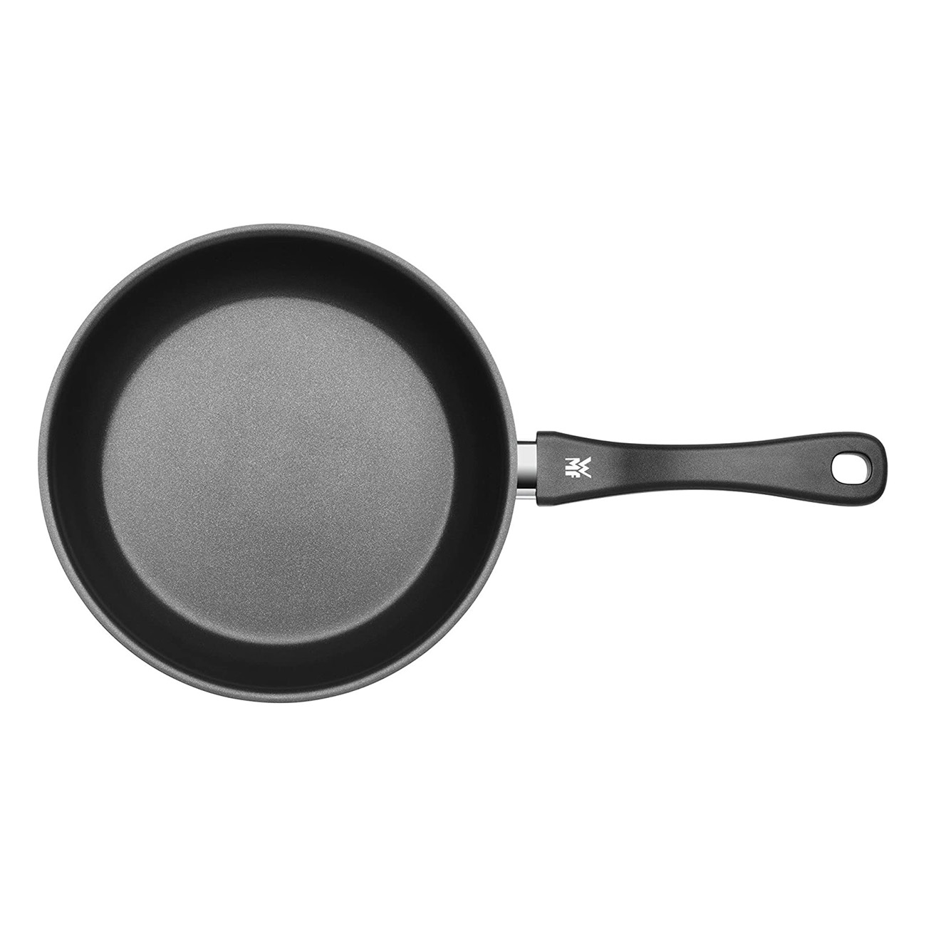Schwarze Bratpfanne mit Griff, von oben gesehen, vor weißem Hintergrund.