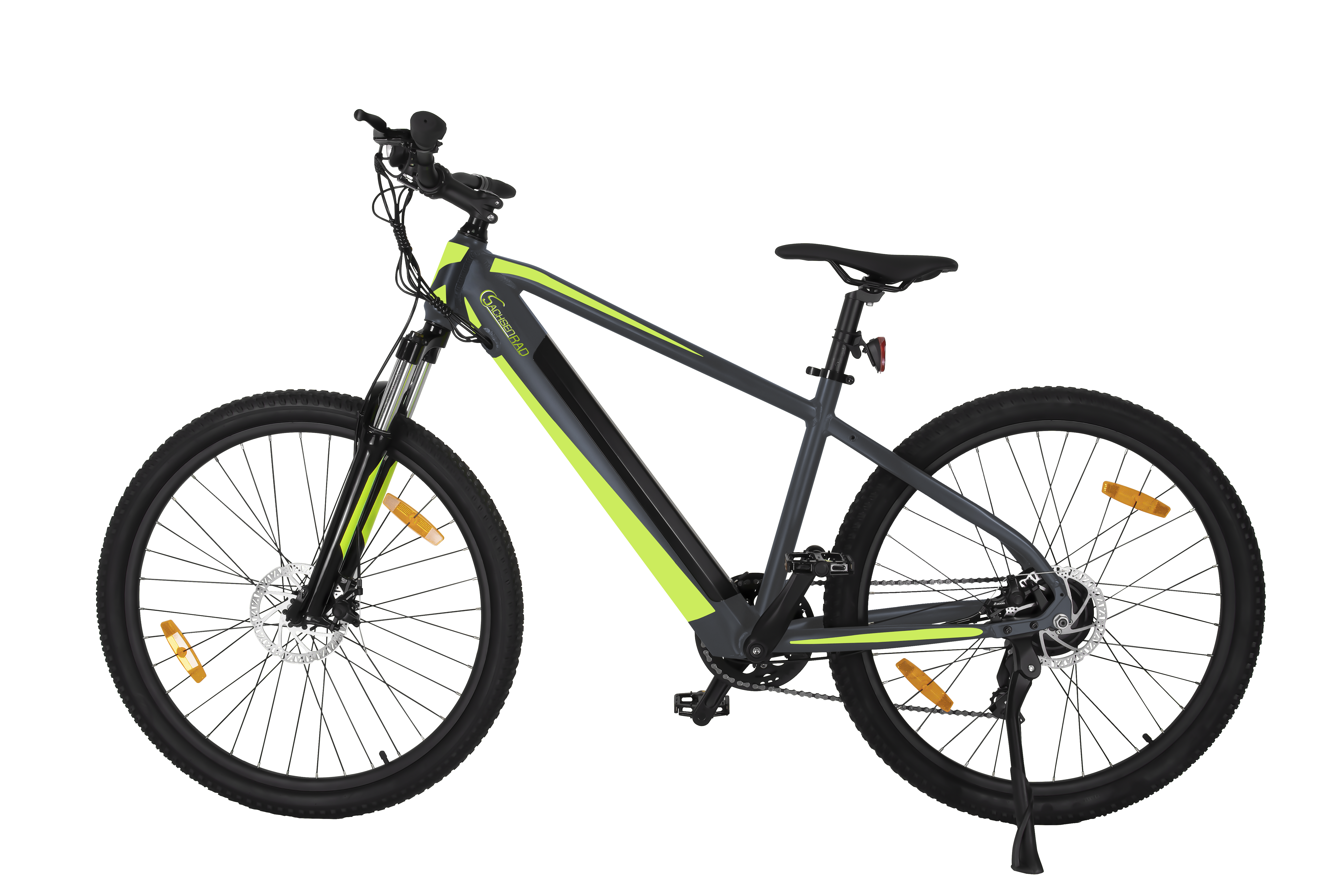 Schwarzes und graues Mountainbike mit grünen Akzenten. Es hat einen schwarzen Hintergrund.