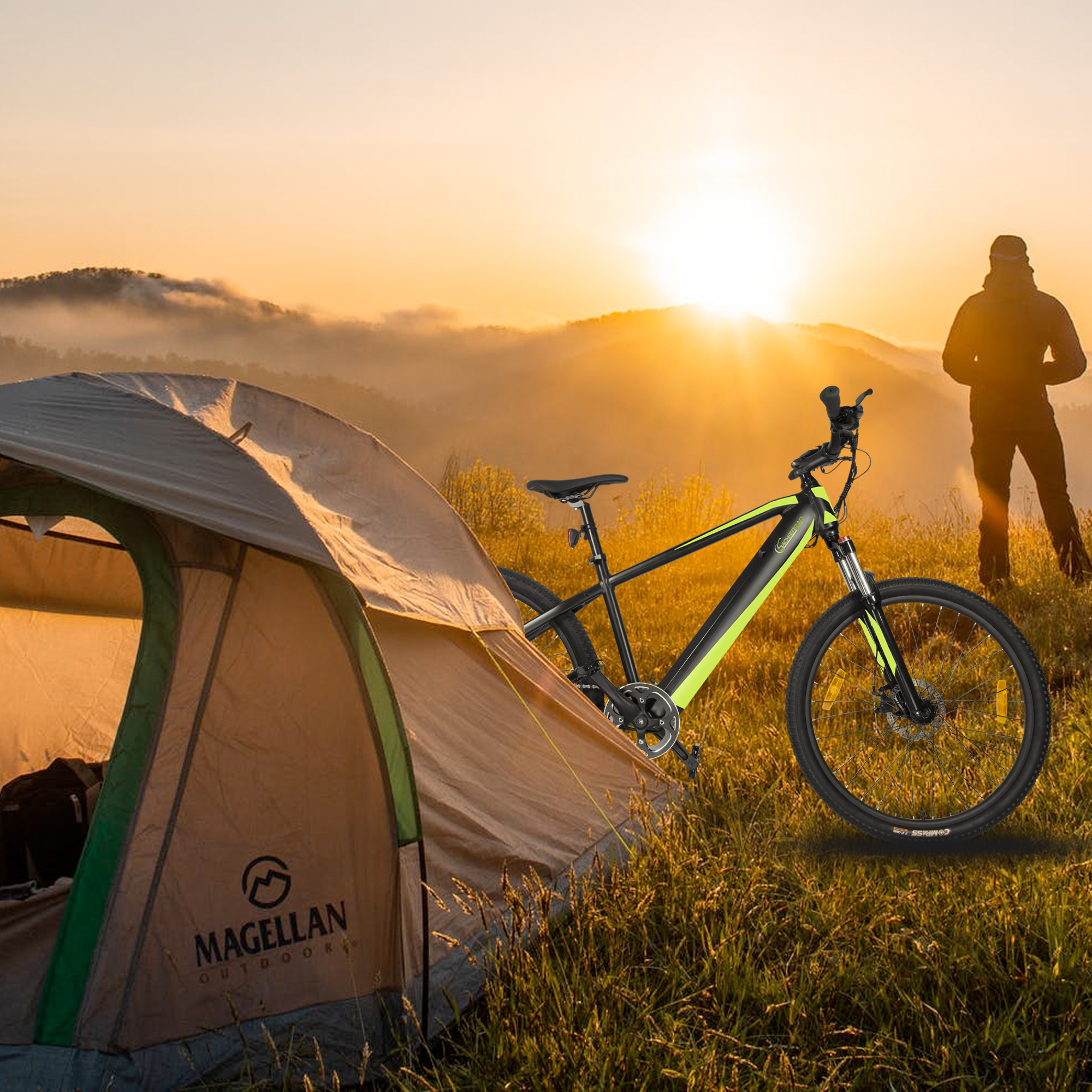 Mountainbike neben Zelt, Person beobachtet Sonnenuntergang, Campingszene, orange Himmel.