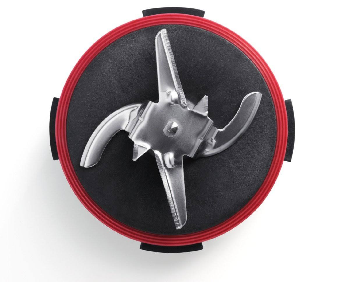 Zbliżenie na ostrze blendera z trzema skrzydłami, na czarnej i czerwonej okrągłej podstawie.