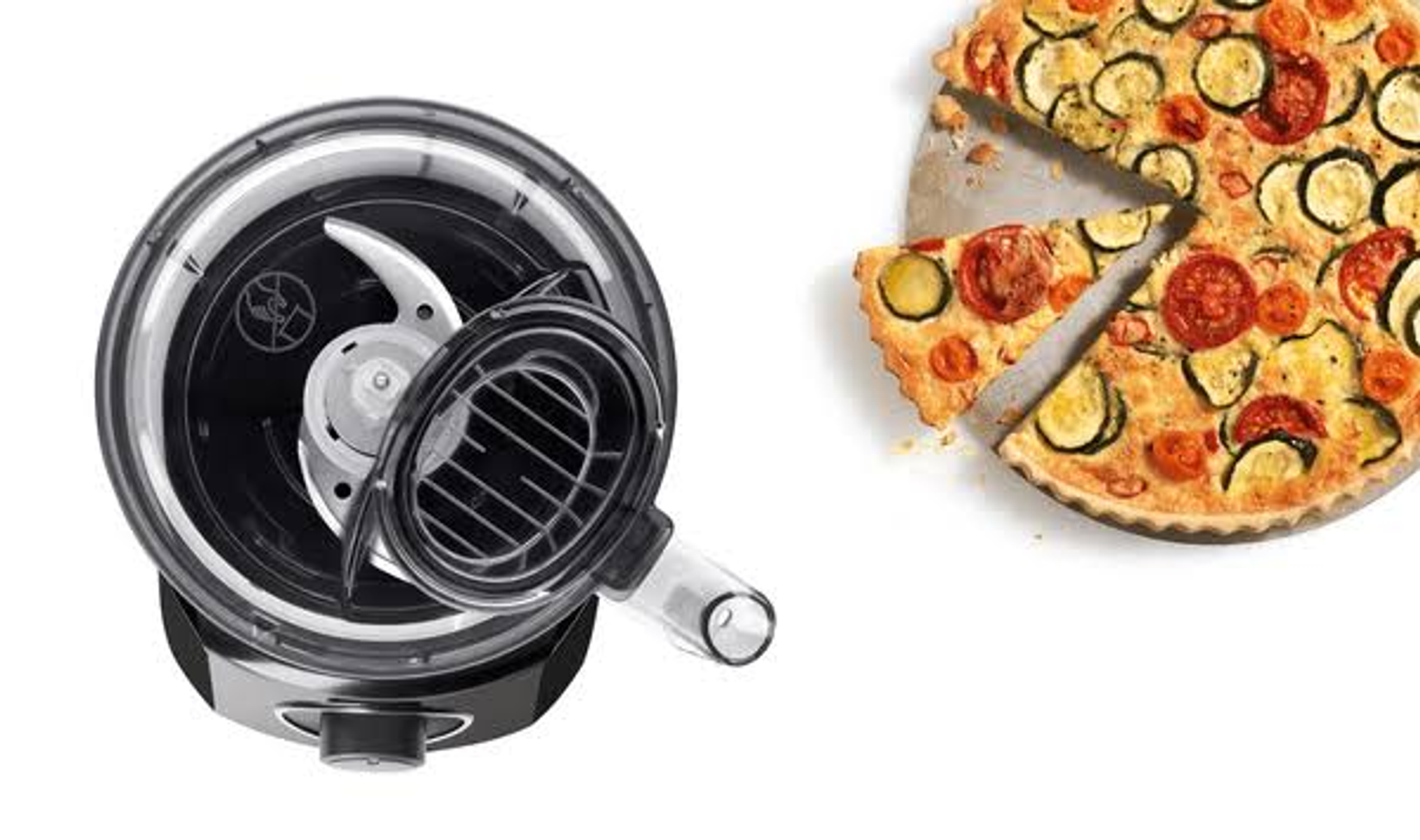 Robot kuchenny z czarną pokrywą, przezroczystą misą i quiche z warzywami z boku.