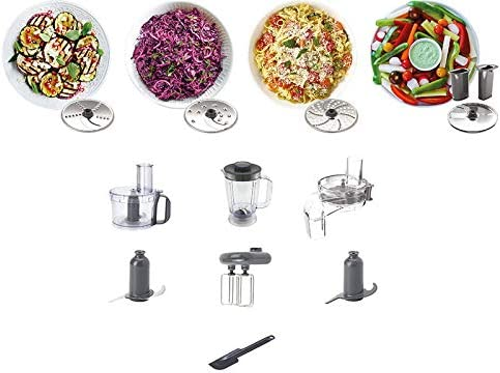 Piezas de procesador de alimentos y platos con comida, fondo blanco. Variedad de alimentos.