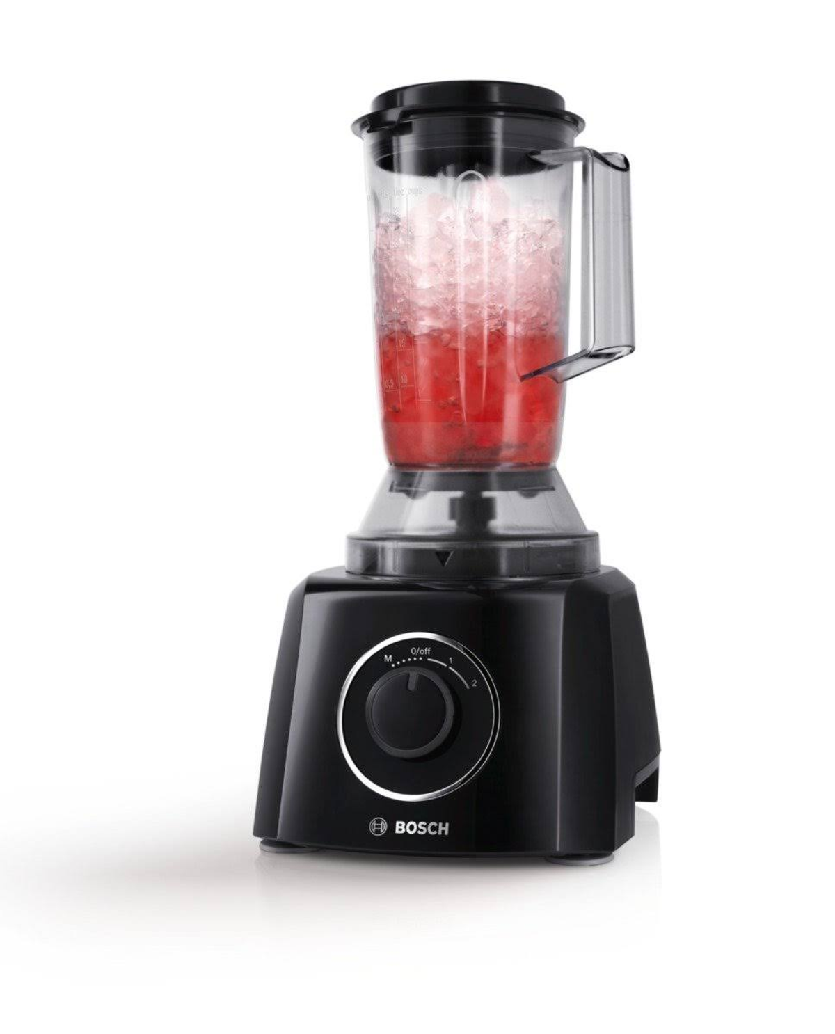 Czarny blender z przezroczystym pojemnikiem wypełnionym czerwonym slush, na białym tle.