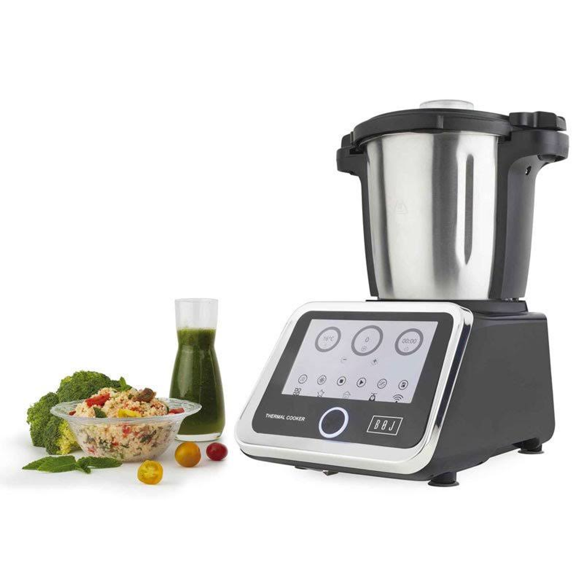 Un electrodoméstico de cocina con una pantalla digital, un vaso, verduras y un cuenco de comida.