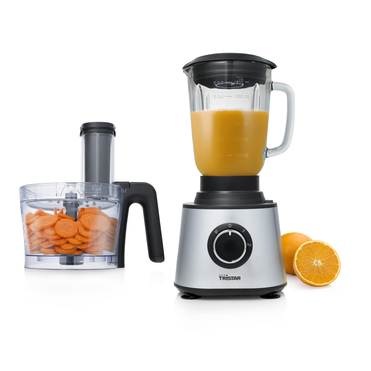 Robot da cucina con carote e frullatore con succo. Arance accanto al frullatore.