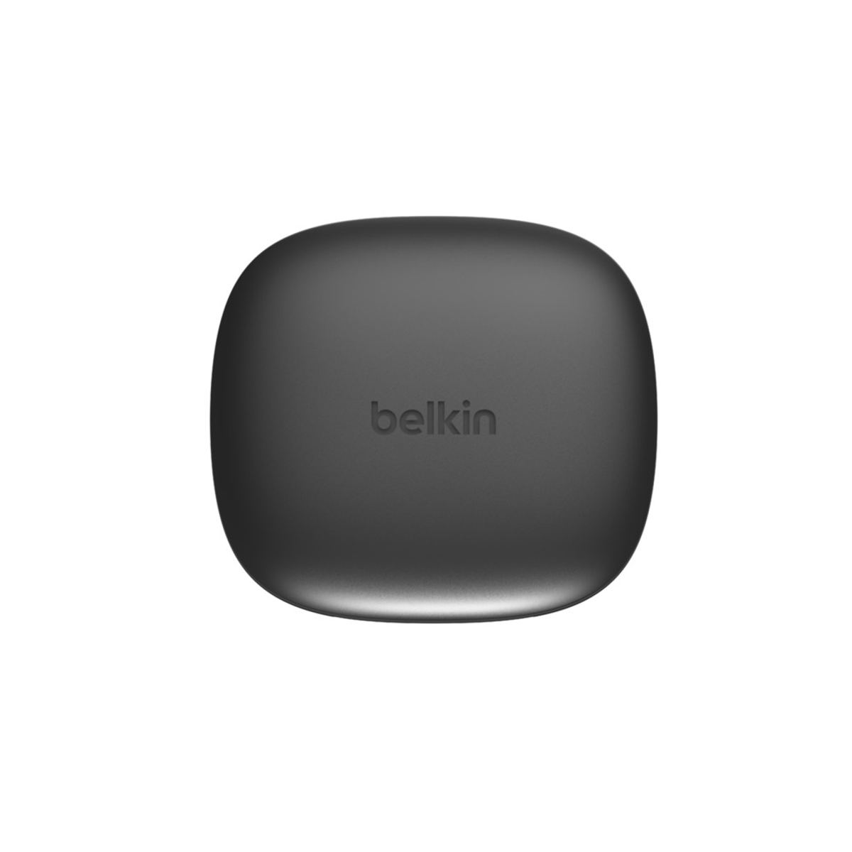 Un pad di ricarica Belkin quadrato e nero. Belkin è scritto sul pad.