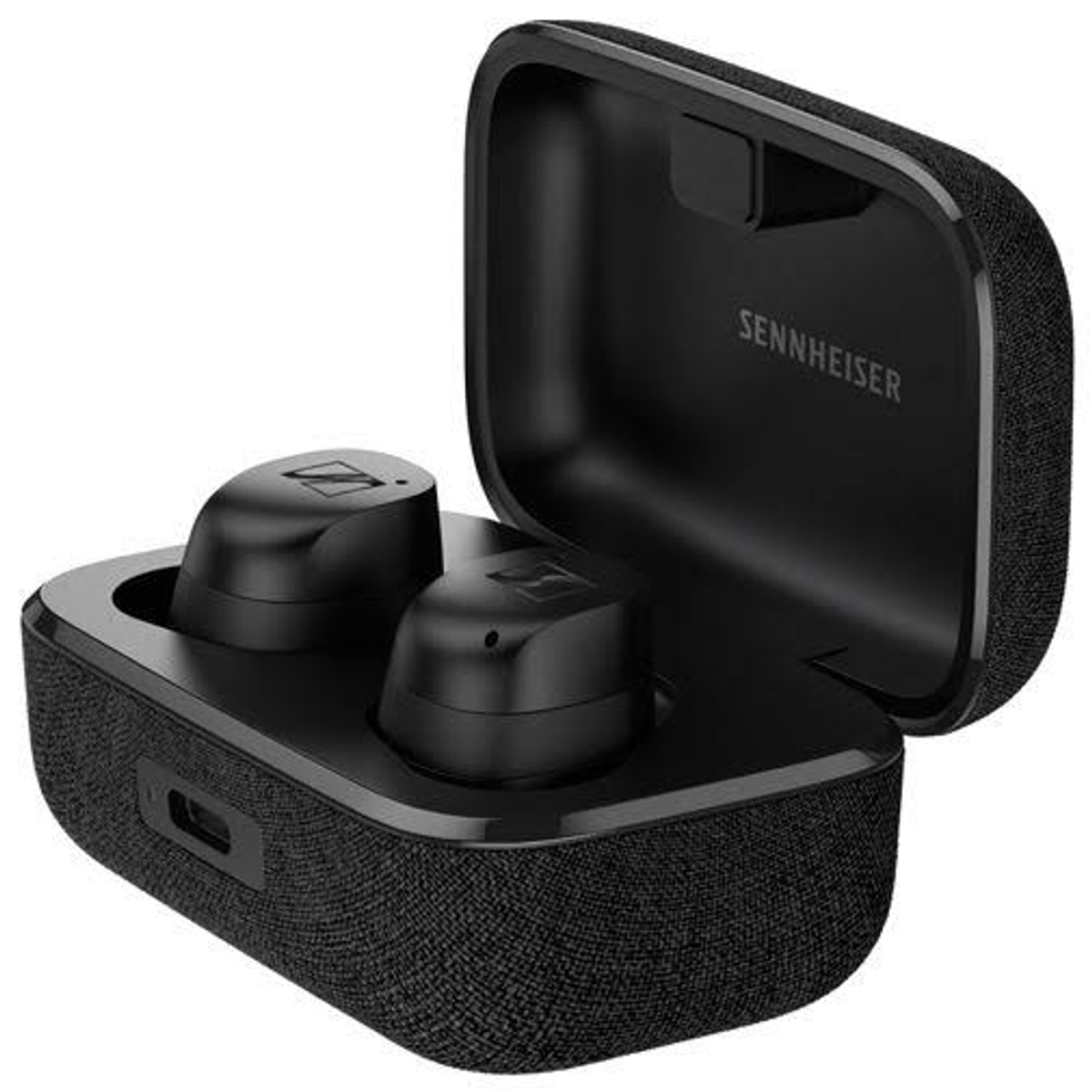 Auricolari neri rivestiti in tessuto e custodia di ricarica. Sennheiser è stampato sul coperchio della custodia.