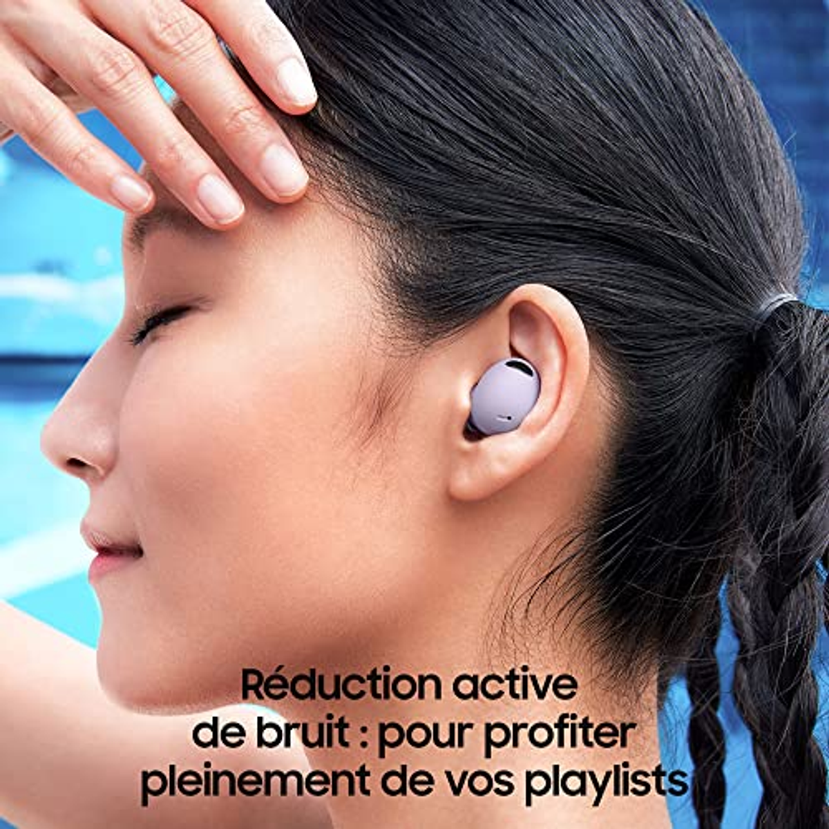 Donna con auricolare lavanda. Testo: Riduzione attiva del rumore: per goderti appieno le tue playlist.