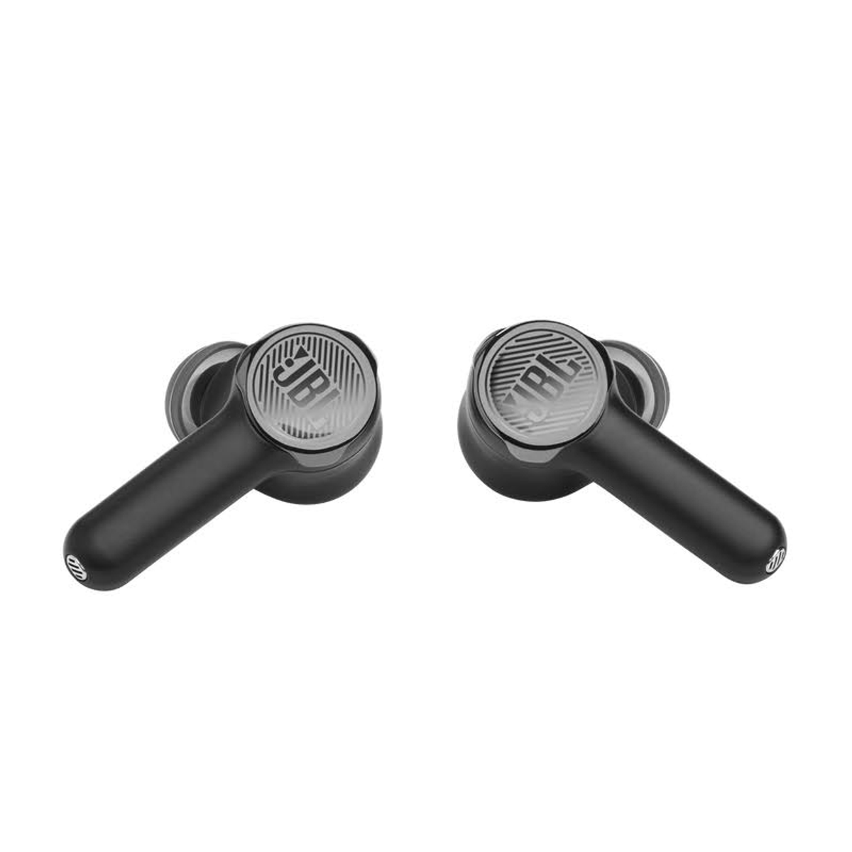 Para czarnych bezprzewodowych słuchawek JBL, z logo JBL po bokach. Białe tło.