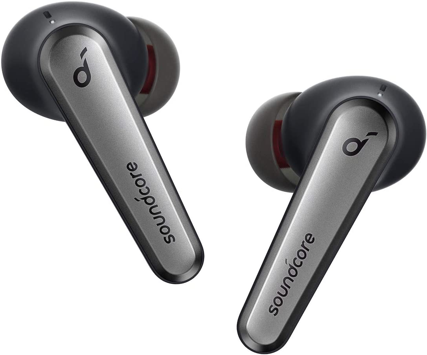 Dos auriculares grises y plateados con soundcore escrito. Los auriculares tienen una forma inusual.