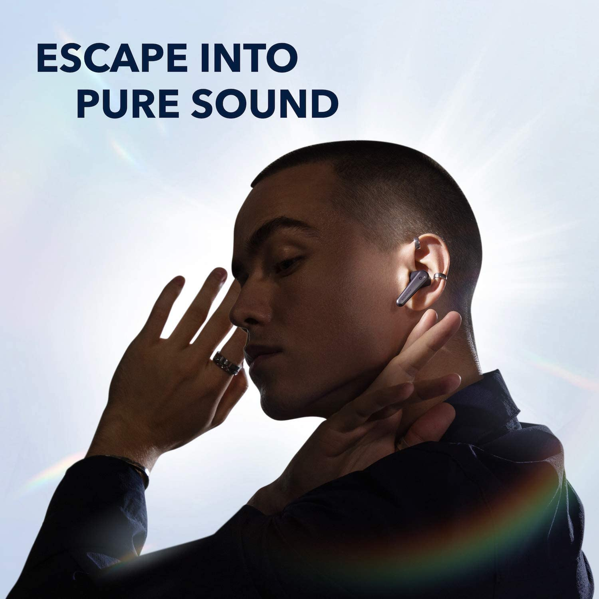 Un hombre con auriculares. Texto: ESCAPA AL SONIDO PURO.
