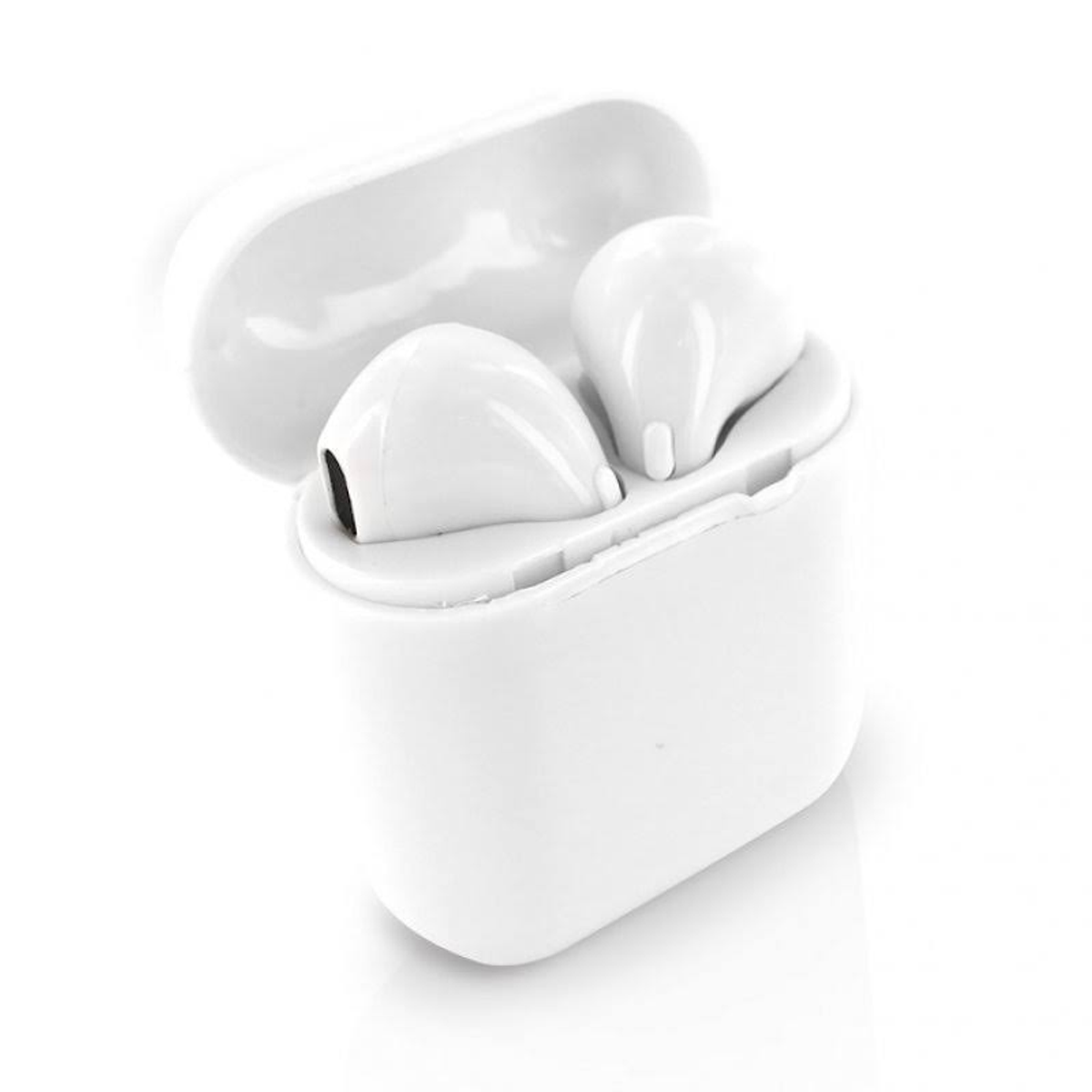 Auricolari bianchi in una custodia di ricarica bianca, aperta. Sfondo bianco.