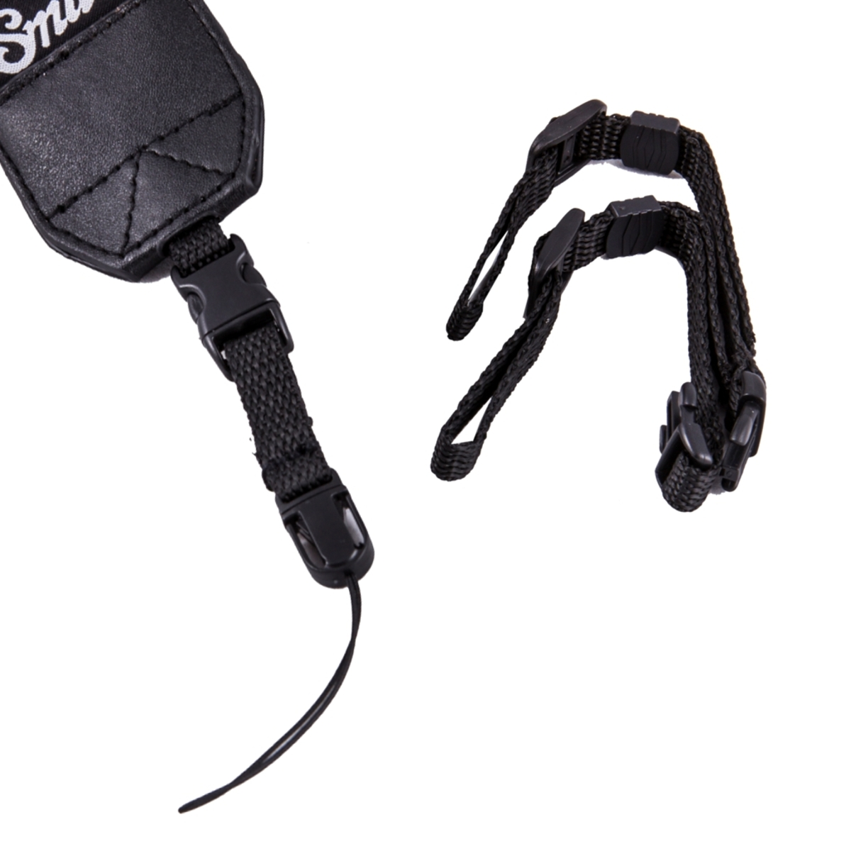 Cinturino nero per fotocamera con clip. Il cinturino è su sfondo bianco.