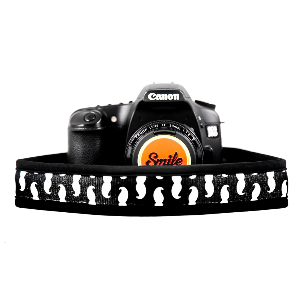 Fotocamera nera con cinturino a pinguini.