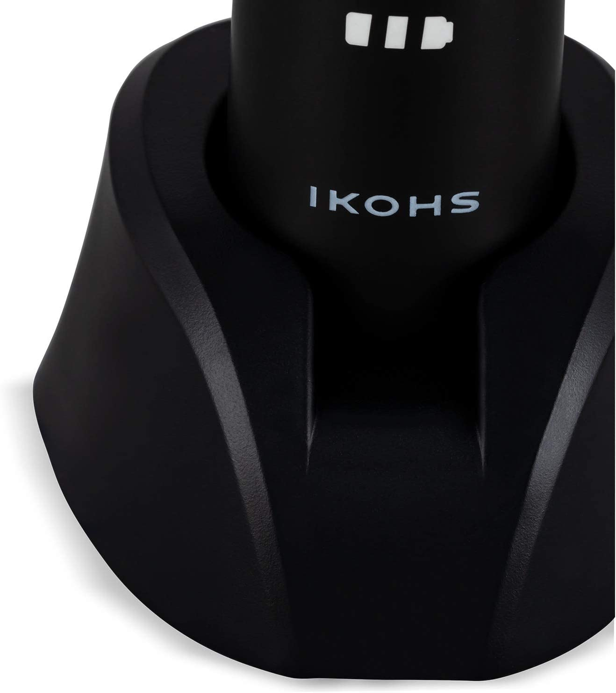 Primer plano de un cargador negro con la palabra 'IKOHS' en letras blancas.
