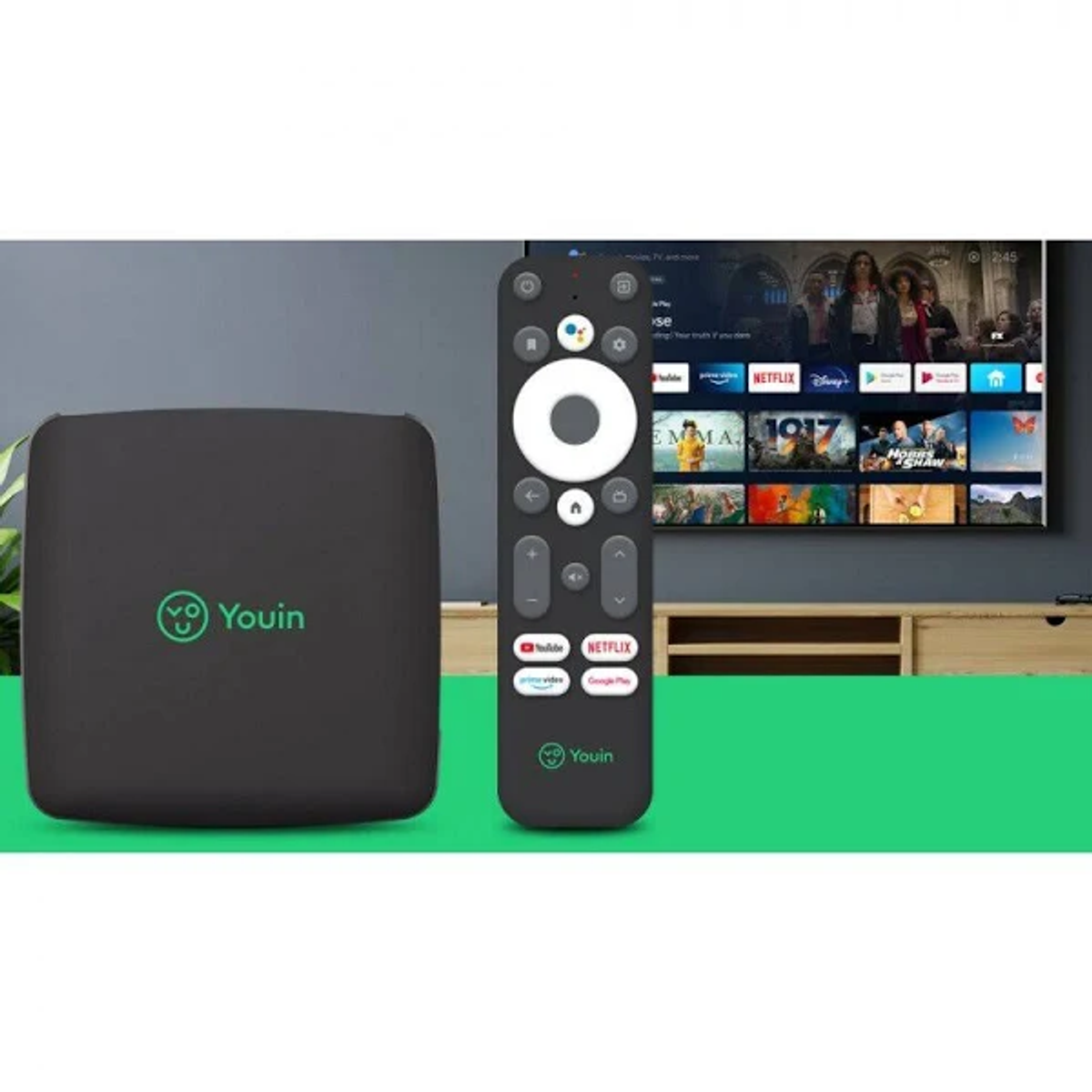 Dispositivo di streaming nero e telecomando davanti a una TV che mostra app di streaming.