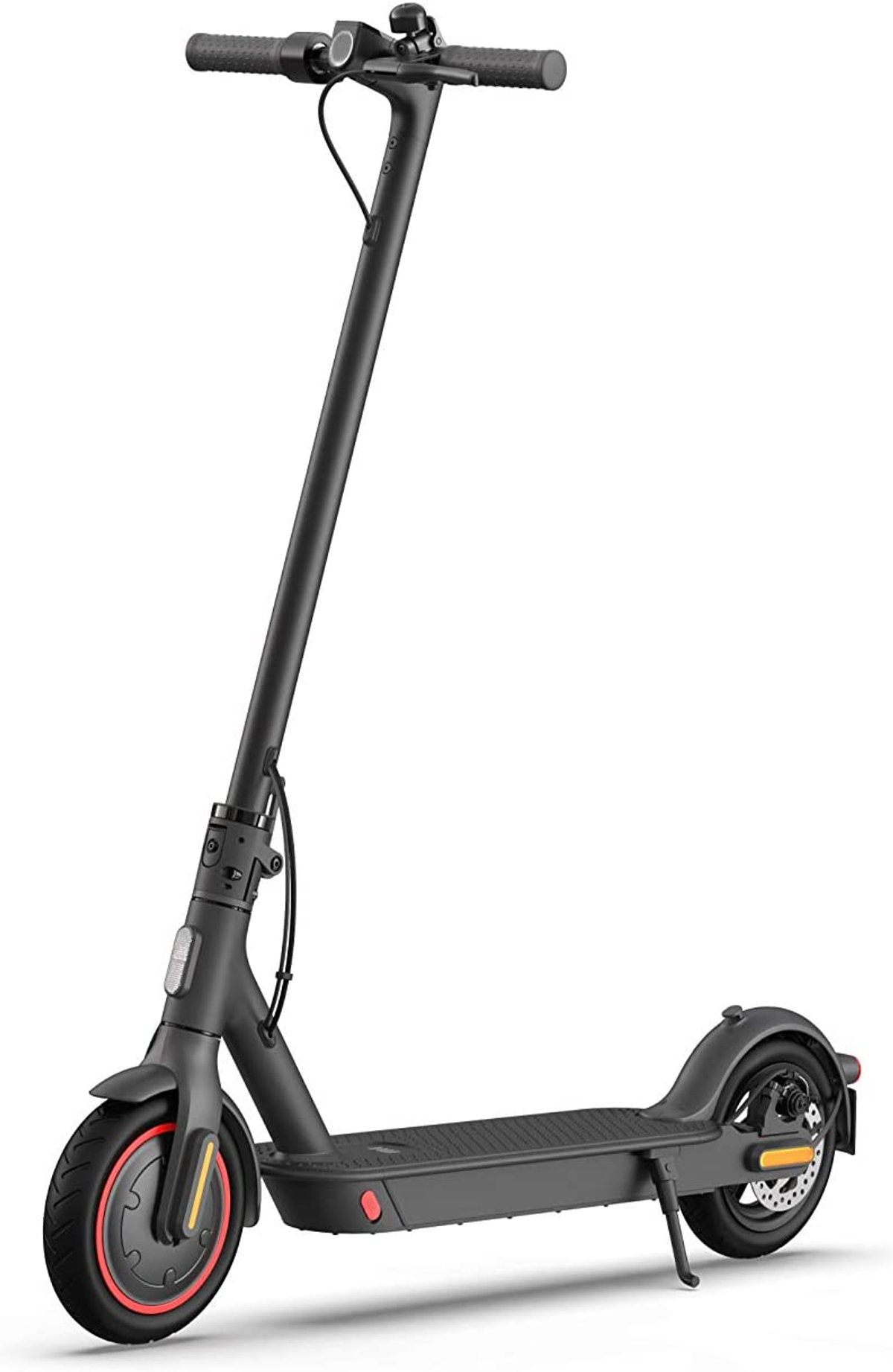 Siyah bir elektrikli scooter, açılı görünüm. Kırmızı bir tekerleği ve siyah bir gidonu var. Beyaz arka plan.