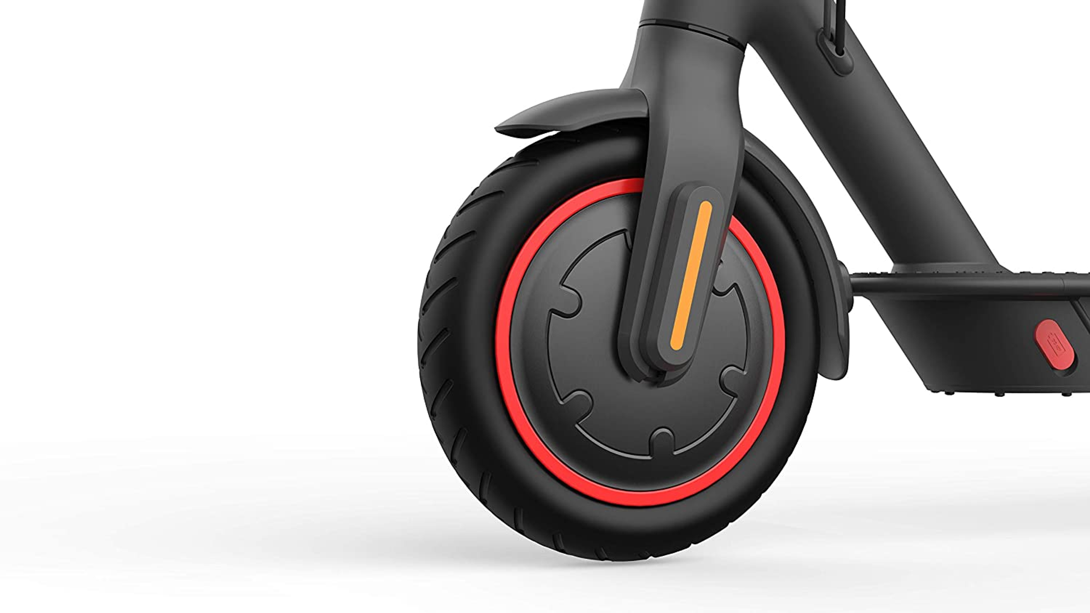 Elektrikli scooter tekerleğinin yakın çekimi. Kırmızı jantlı siyah lastik. Sarı vurgulu siyah tekerlek merkezi.