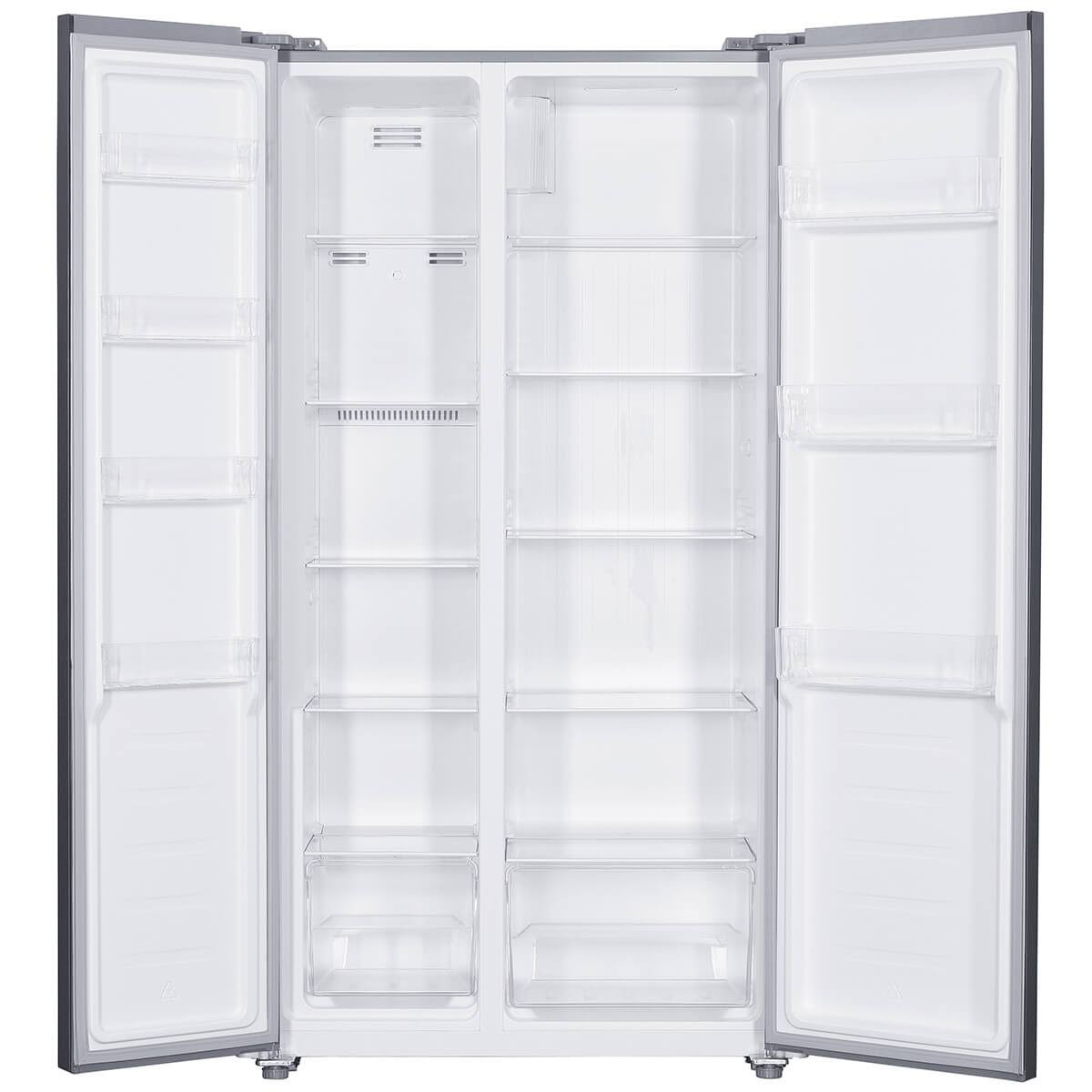 Refrigerador. Refrigerador de doble puerta abierto con múltiples estantes y compartimentos, vacío.