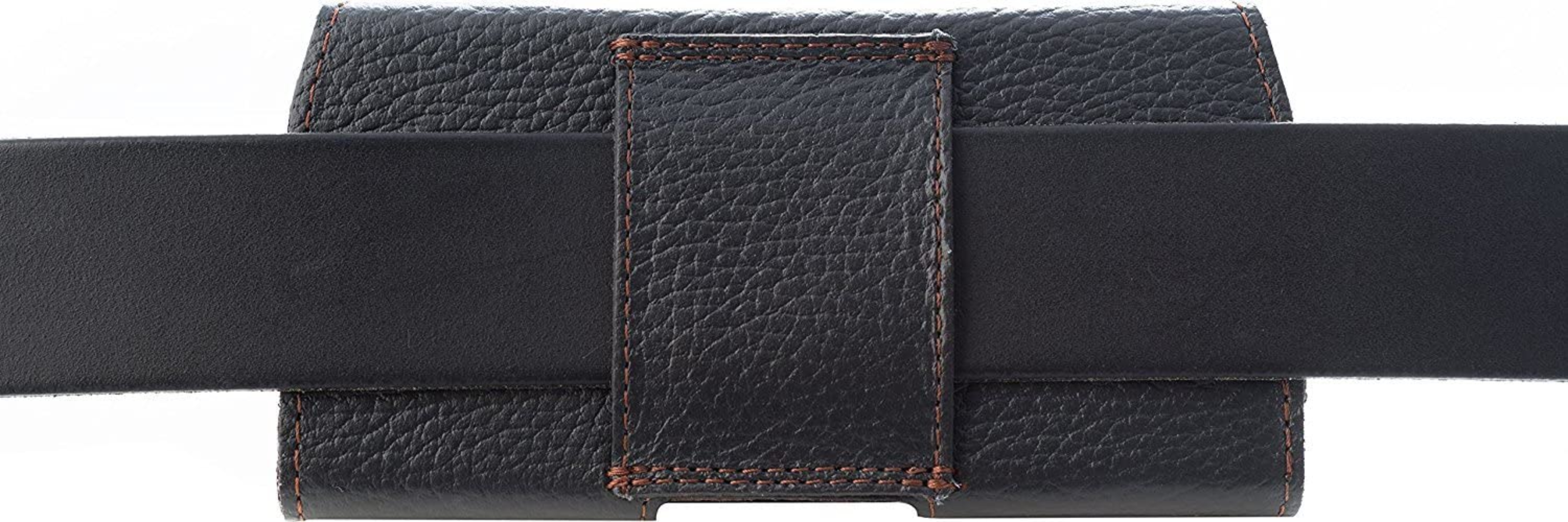 Schwarze Ledergürtelholster mit schwarzem Gürtel, vor weißem Hintergrund.