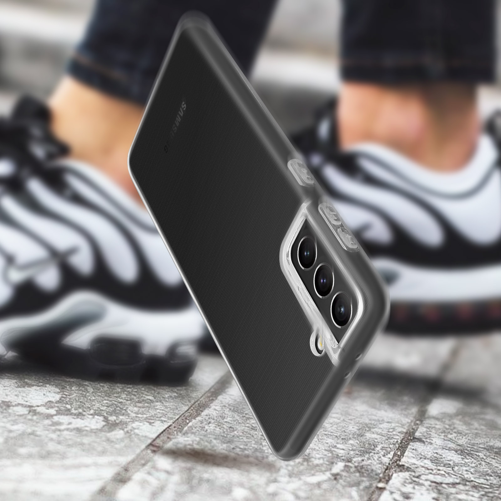 Une coque de téléphone transparente avec un téléphone à l'intérieur. La coque est sur une surface et le fond est flou.