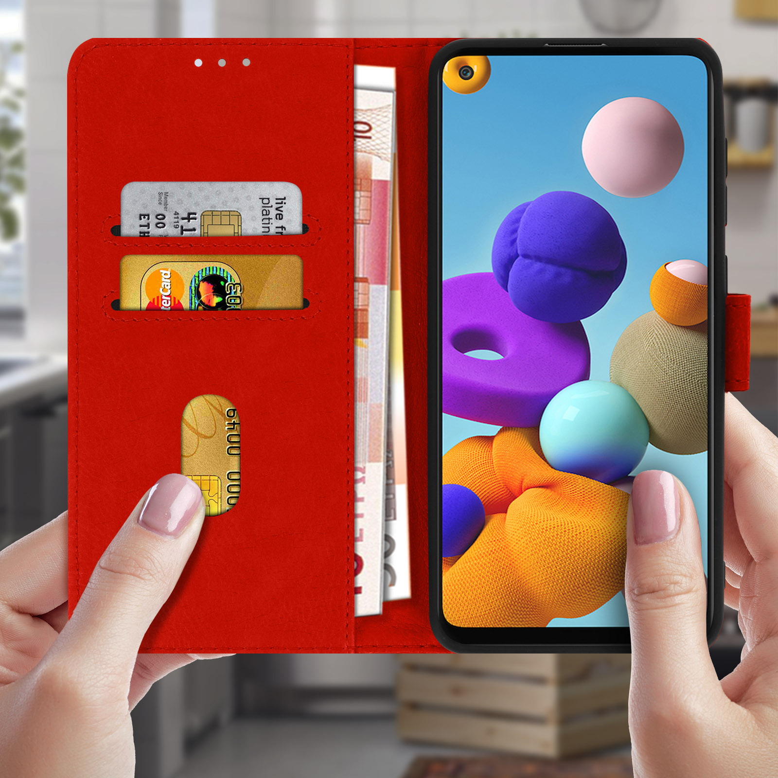 Étui de téléphone rouge style portefeuille, ouvert pour révéler des cartes, de l'argent et un téléphone affichant une image abstraite.