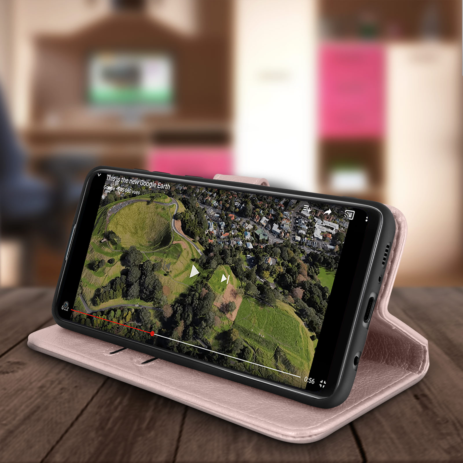 Un telefono su un supporto che riproduce un video con vista paesaggistica.