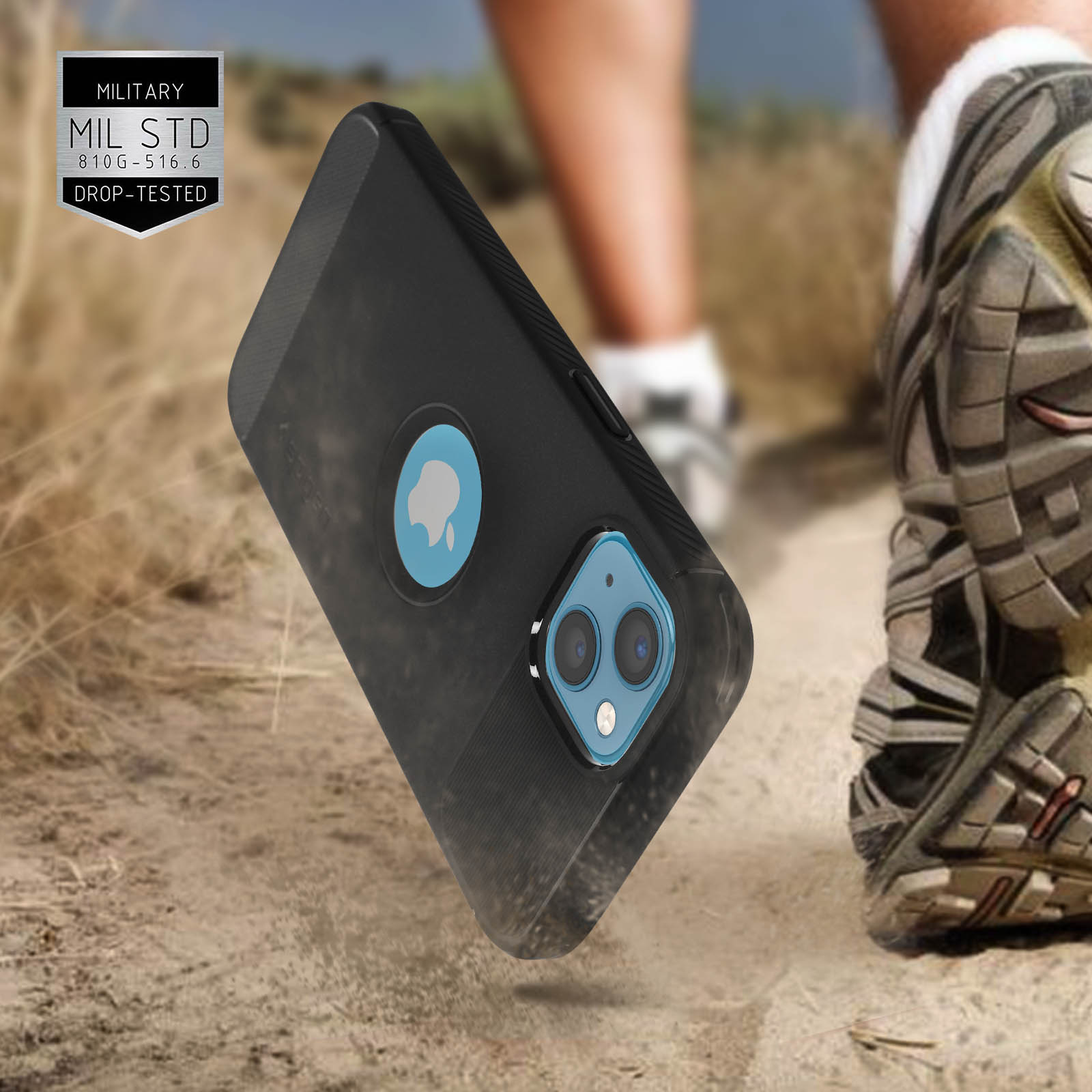 Czarny pokrowiec na telefon z logo Apple na kamiennej ścieżce z nogami osoby w tle.