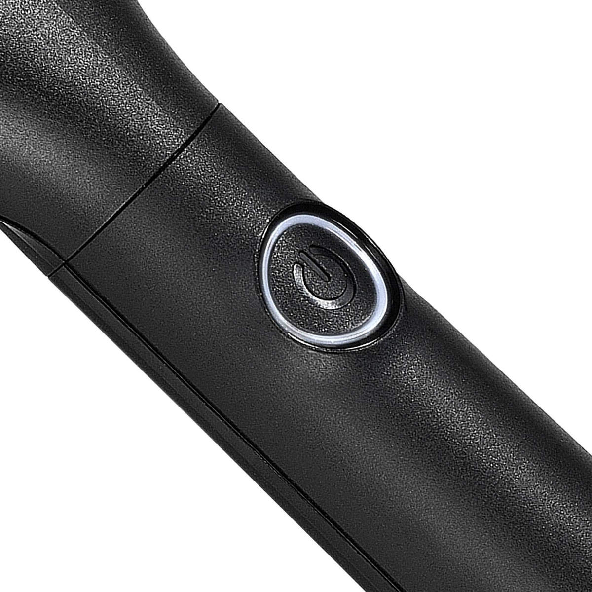 Primo piano di un dispositivo nero con un pulsante di accensione illuminato da un anello bianco. Lo sfondo è nero.