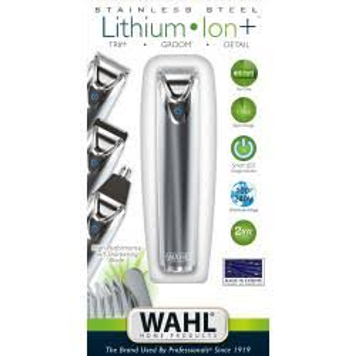 Un kit per la cura della persona con un trimmer in una confezione. Testo e icone sono sulla confezione. Sfondo bianco.