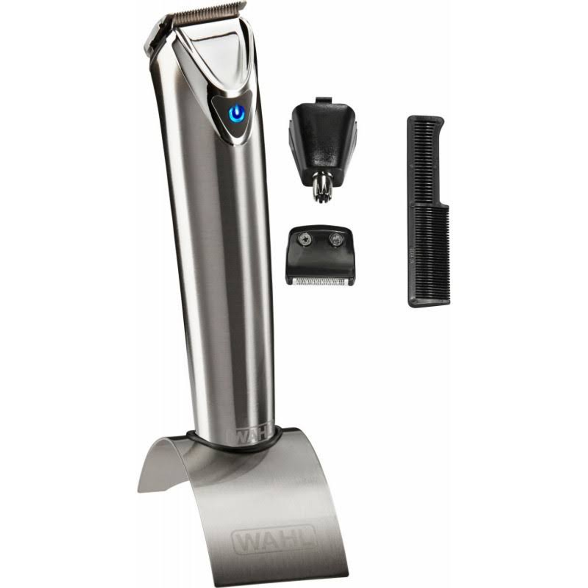 Trimmer Wahl argento con accessori su un supporto. Sfondo bianco.