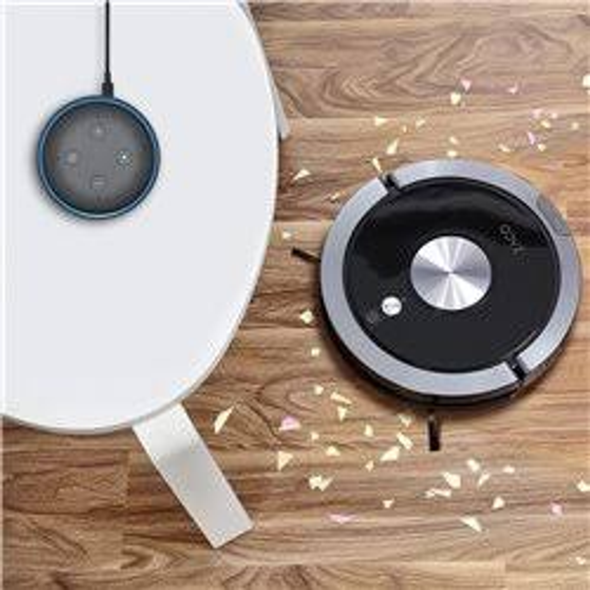 Roboterstaubsauger auf Holzboden neben einem runden Smart-Lautsprecher, der von der Decke hängt.