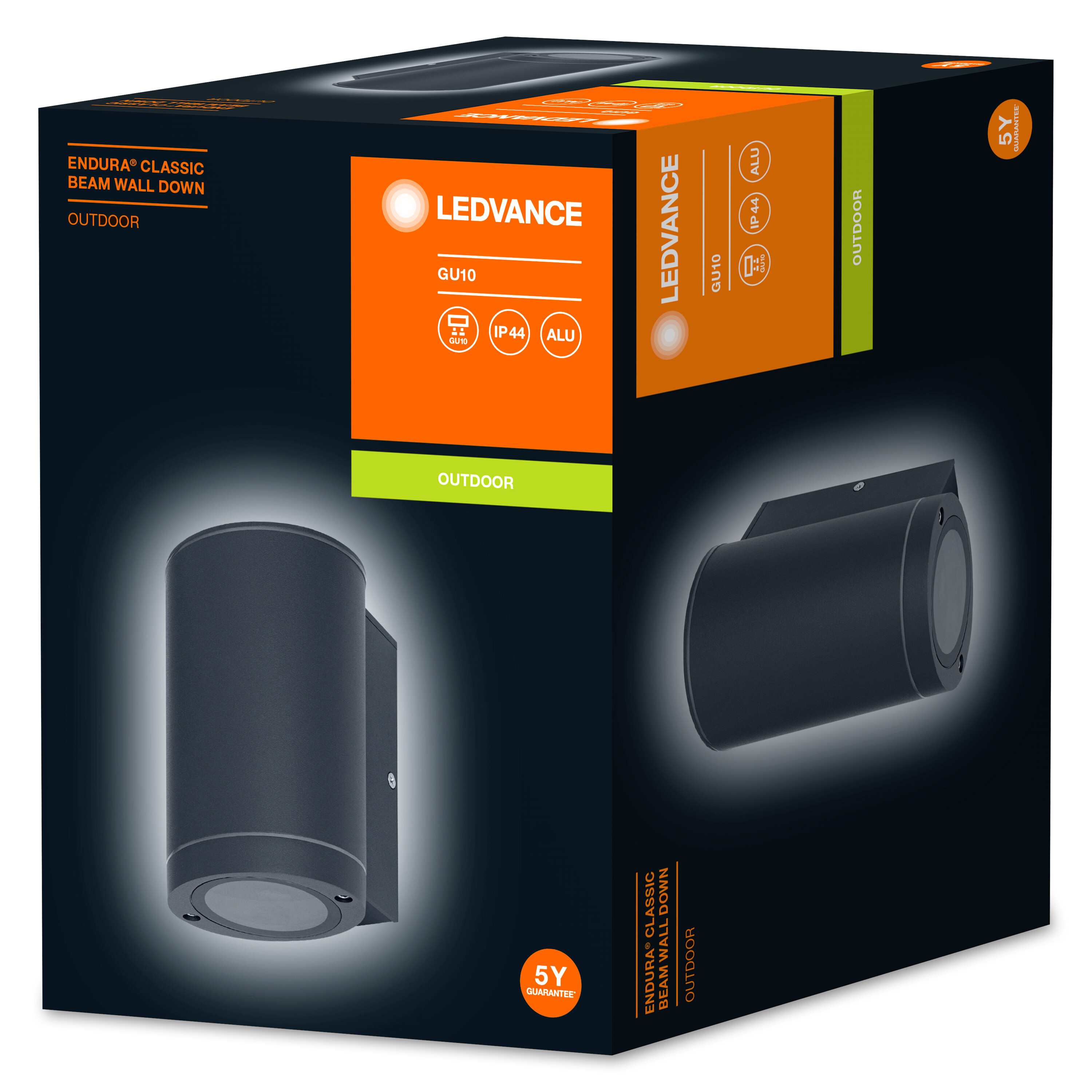 Eine schwarze Außenleuchte in einer Box. Die Box hat orangefarbene und grüne Details und zeigt die Eigenschaften und die Marke der Leuchte.