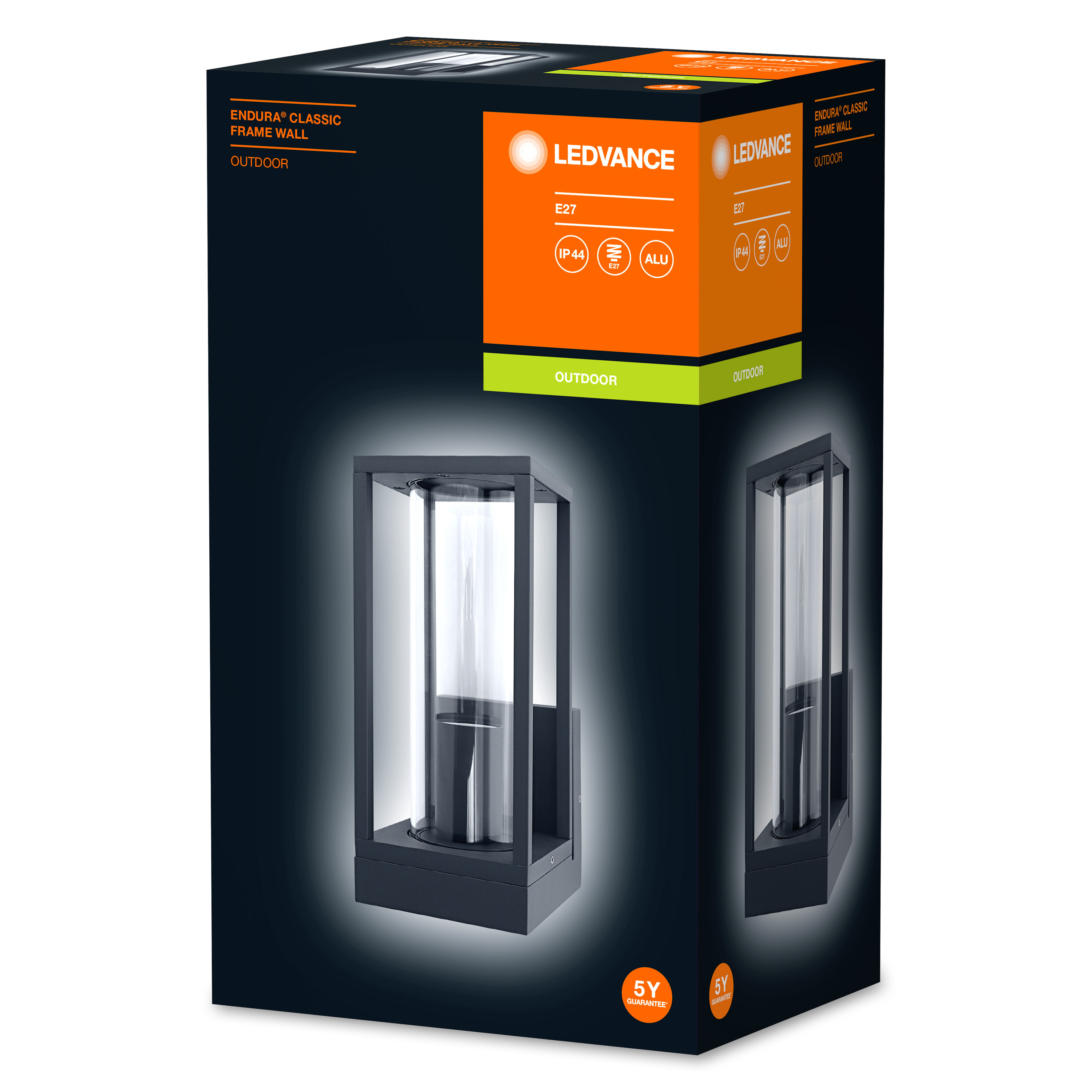 Eine schwarze Außenleuchte in einer Box. Die Box hat orangefarbene und grüne Details und zeigt die Eigenschaften und die Marke der Leuchte.