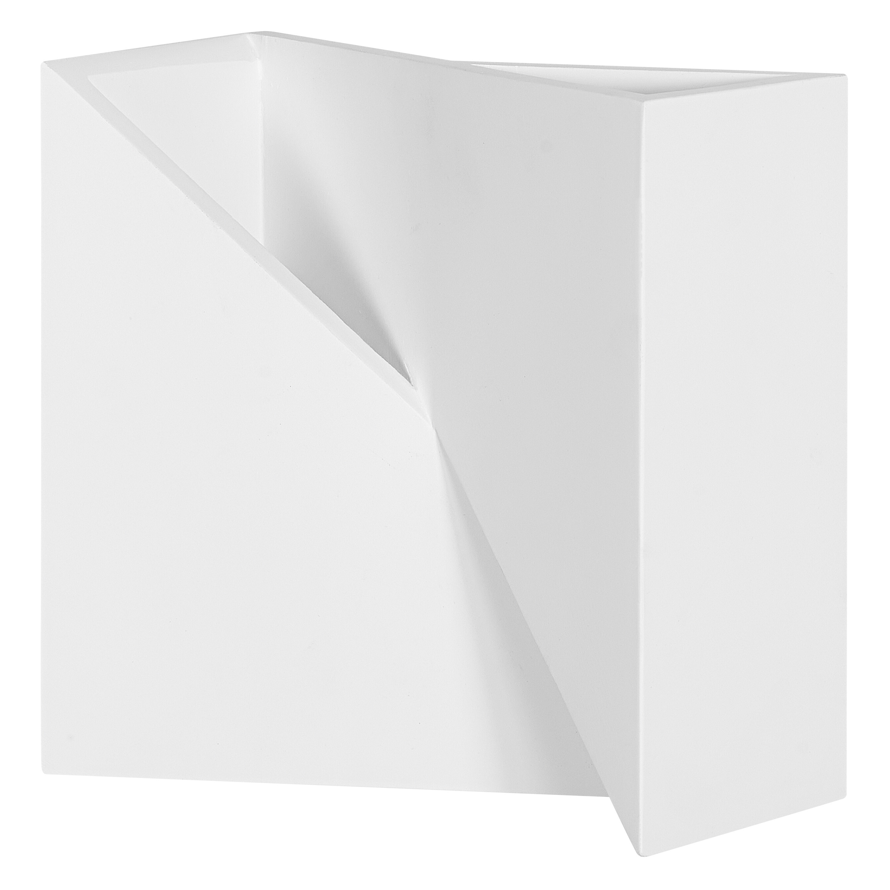 Ein weißes, gefaltetes, geometrisches Wanddekor. Hintergrund weiß.