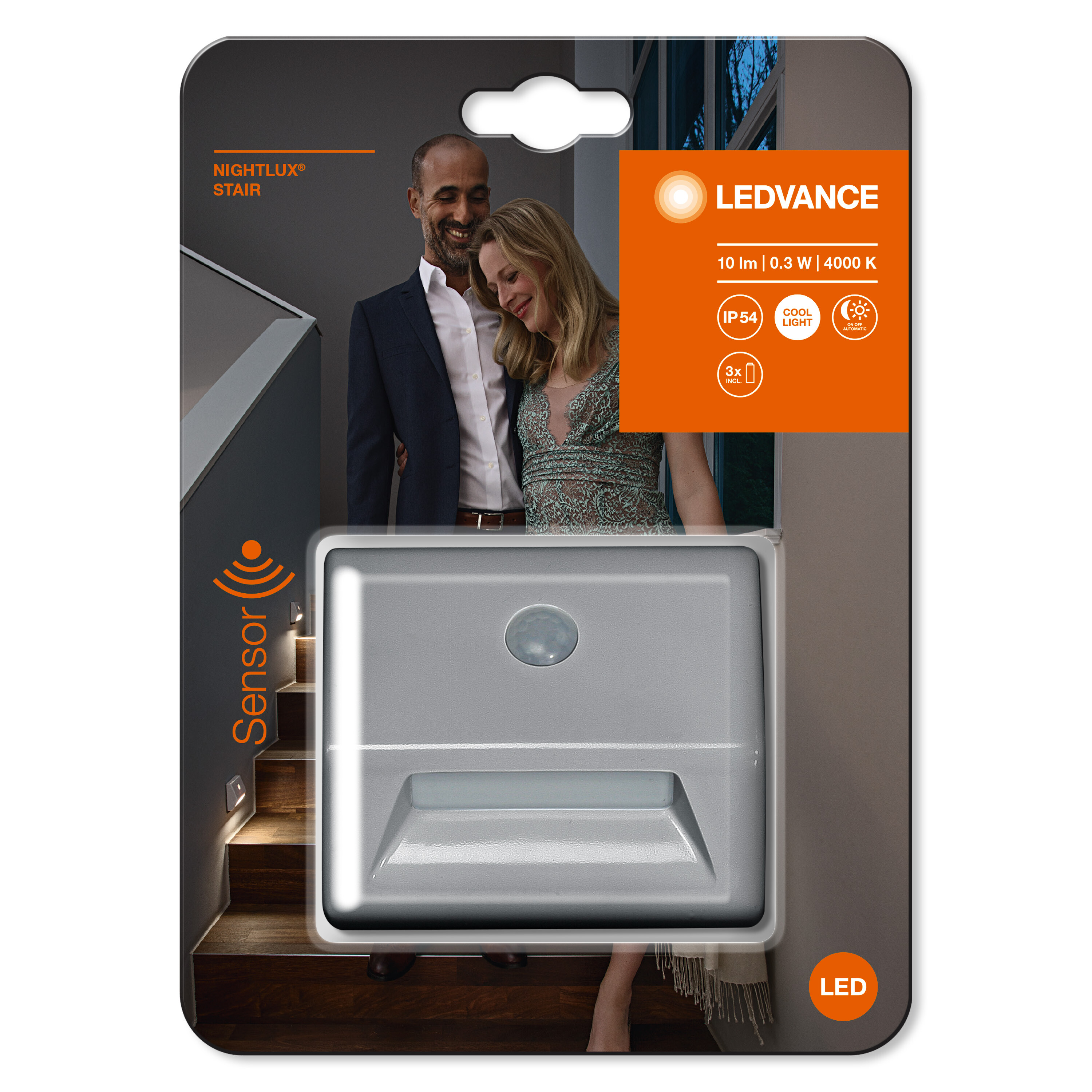 LEDVANCE Treppenlichtverpackung. Ein Paar auf einer Treppe, Produkt, grau und weiß.