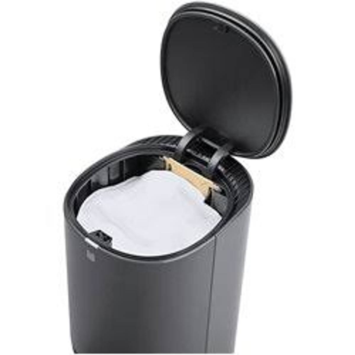 Czarny kosz na śmieci z otwartą pokrywą. Wewnątrz biały worek. Białe tło.