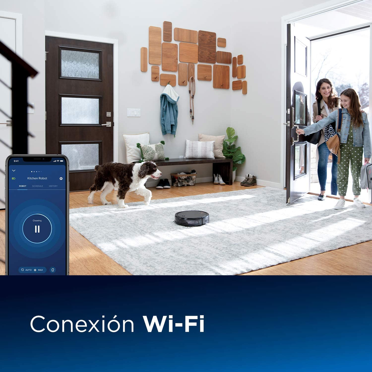 Escena de un hogar con aspiradora robot, dos mujeres, un perro y un teléfono con controles de la app.
