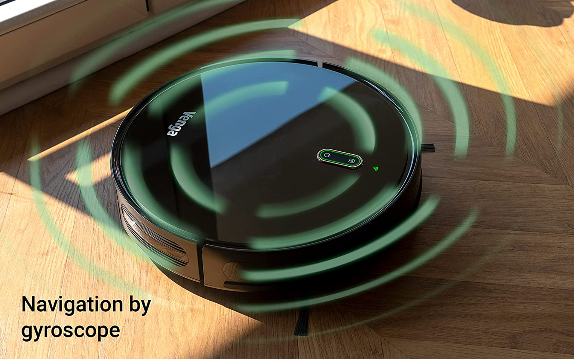 Un aspirapolvere robot nero su un pavimento in legno, con linee di navigazione verdi.