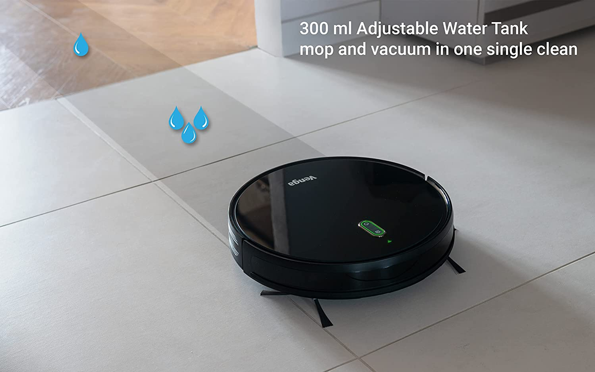 Aspirapolvere robot nero su pavimento piastrellato, gocce d'acqua.