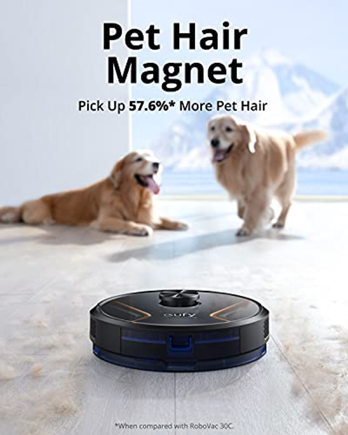 Roboter-Staubsauger auf dem Boden; zwei Hunde im Hintergrund. Text: Pet Hair Magnet.
