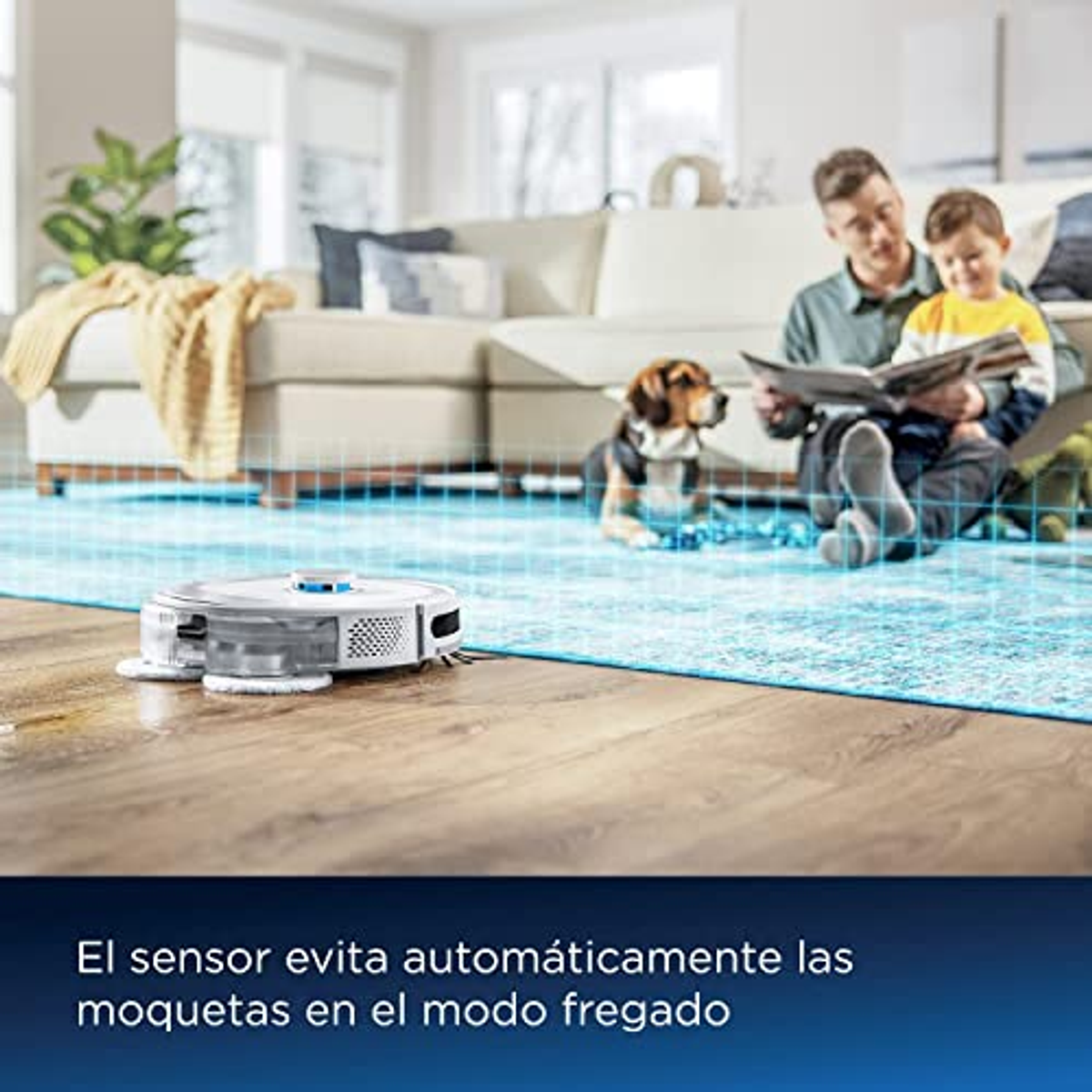 Roboter-Staubsauger auf Holzboden in einem Wohnzimmer, Personen und ein Hund im Hintergrund.