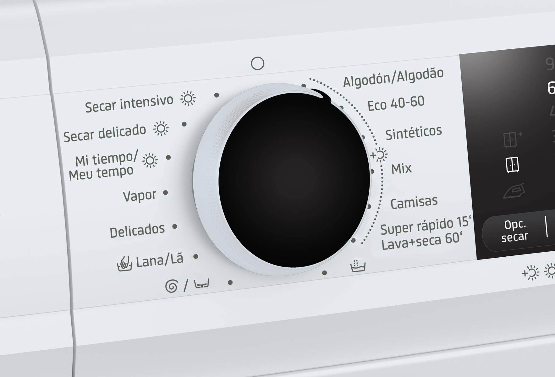 Panel de control de la lavadora. Tiene un dial negro y varias opciones de texto blanco.