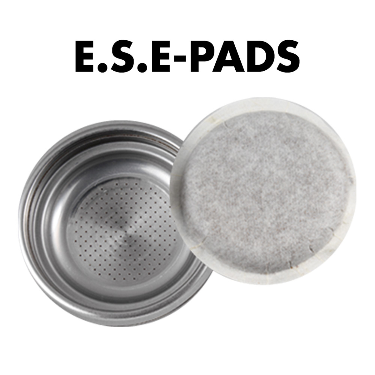 Zbliżenie metalowego filtra ekspresu do kawy z saszetką kawy. Tekst: E.S.E-PADS.
