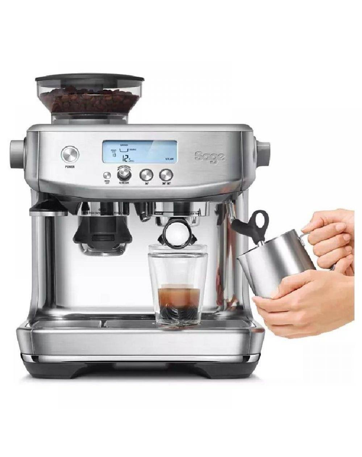 Silberne Kaffeemaschine mit verschiedenen Funktionen. Eine Person gießt Kaffee in ein Glas.
