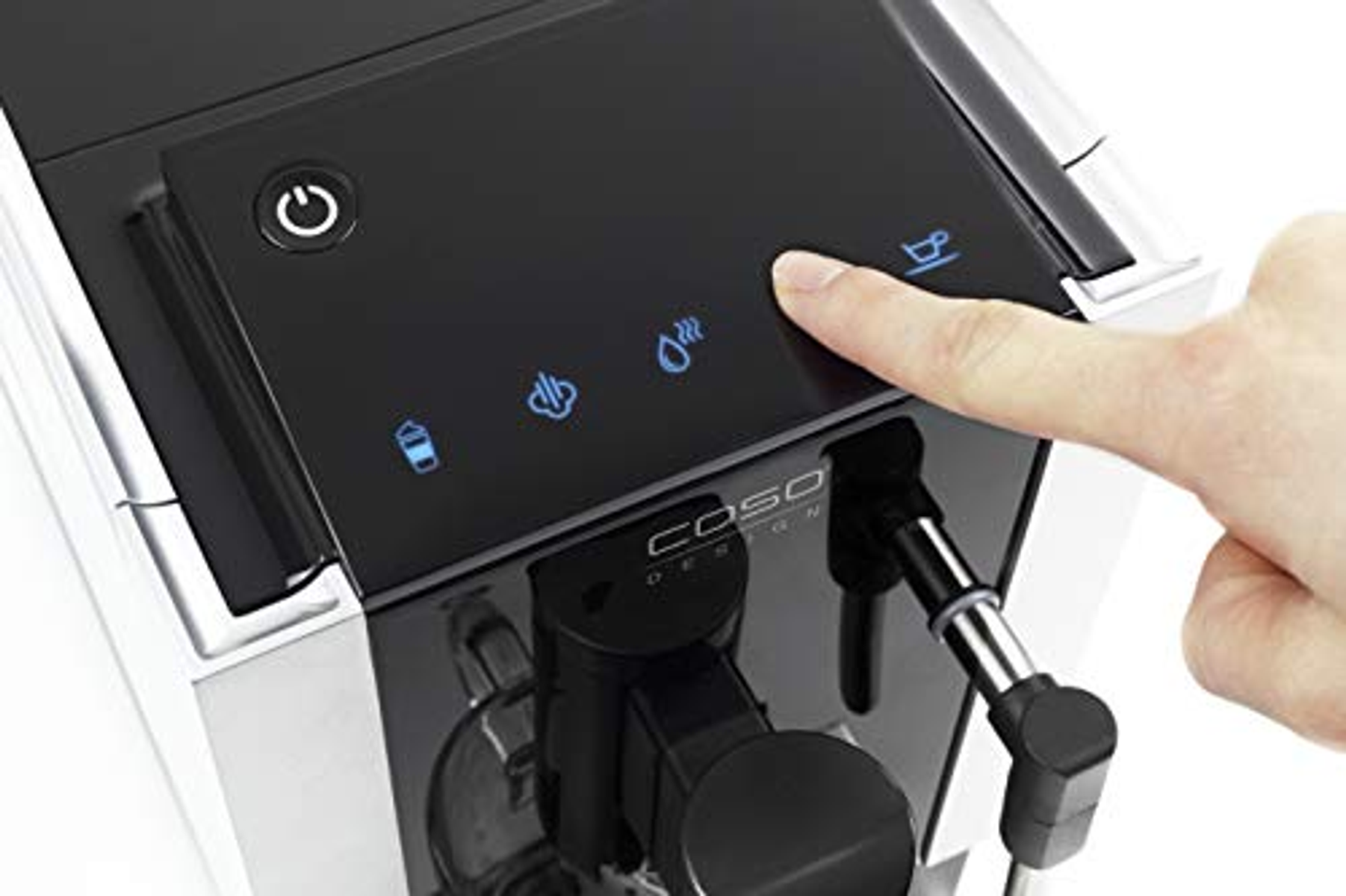 Primo piano di una mano che preme un pulsante sul pannello di controllo nero di una macchina per caffè espresso.